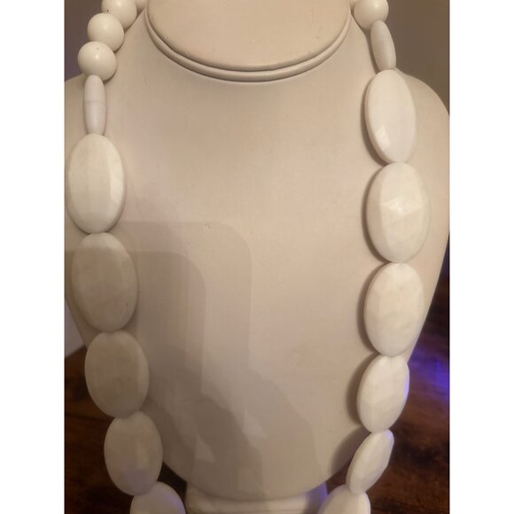 Vintage White Lucite Bead Necklace – Chunky Mod Retro w/ Hidden Clasp - Picture 3 of 15